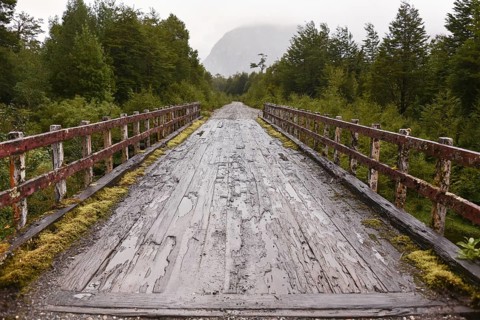Simple wooden bridge at Mirador Glaciar Exploradores