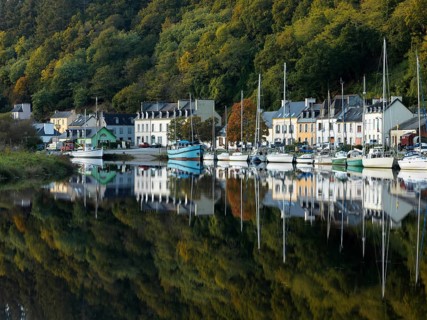 Boats on the banks of the Aulne