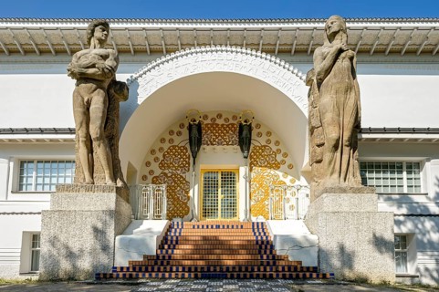 Monumental statues by Ludwig Habich and Rudolf Bosselt at the entrance