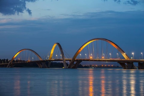 The Juscelino-Kubitschek bridge spans Lake Paranoa