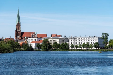 View over the Burgsee to the cathedral