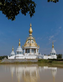Pond in front of Maha Rattana Chedi of Wat Thung Setthi