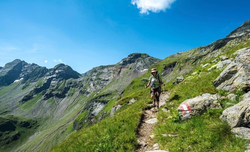 Hiker on the descent from Vetternscharte to Keinprechthutte