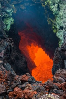 Active magma in a stream below the Tolbachik volcano