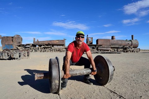 Tourist uses axle as barbell
