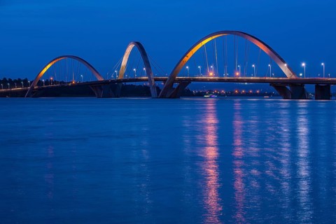The Juscelino-Kubitschek bridge spans Lake Paranoa