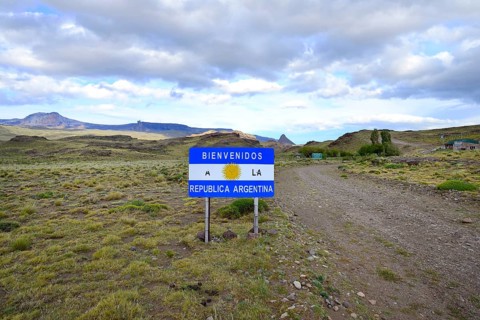 Border sign Argentina at Paso Roberto Roballos