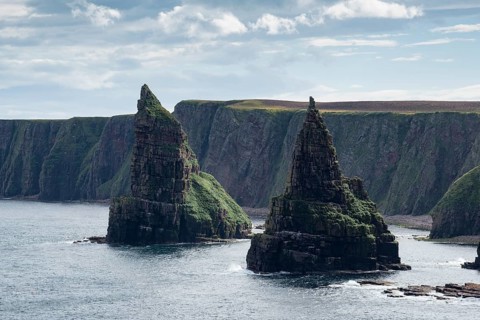 Rugged coastal landscape with the rock spikes Duncansby Stacks