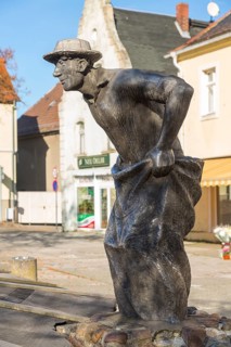 Statue Der Sackhupper on the Market Square