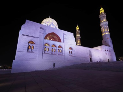 Night view of the Mohammed Al Ameen Mosque with minaret