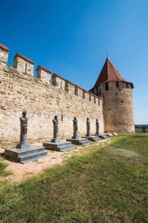 Heros statues before the Bender fortress