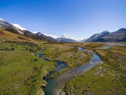 Wide river bed of the Tasman River