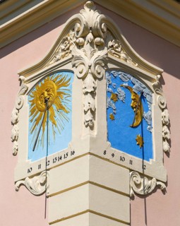 Sundial at the winery Rote Presse