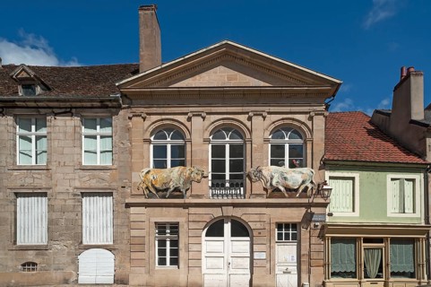 Former slaughterhouse with two bull figures on facade