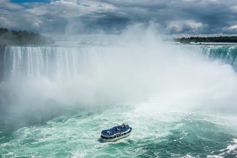 Tourist boat in the mist of the Horseshoe Falls