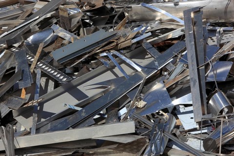 Metal waste of an industrial type on a shotcrete in a recycling plant