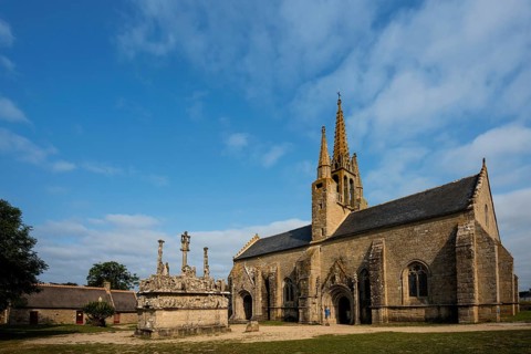 Gothic chapel with the oldest Calvary of Brittany