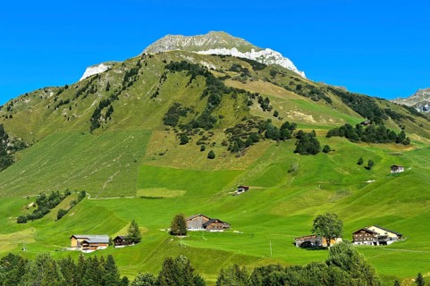 Mountain landscape with scattered settlement in the Prattigau to St. Antonien