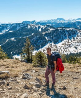 Hikers on trail to Brecherspitz