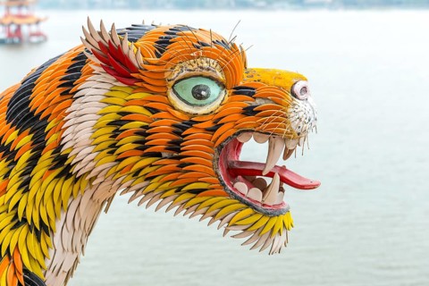Tiger figure on roof of Dragon and Tiger Pagodas