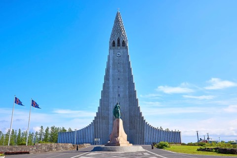 Hallgrimskirkja Church with monument to Leif Eriksson