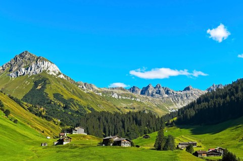 Mountain landscape with scattered settlement in the Prattigau to St. Antonien