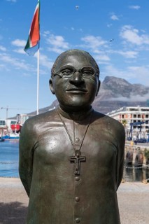 Bronzestatue of Desmond Tutu