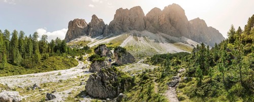 Hiking trail to the Geisleralm in the Villnosstal valley below Geislerspitzen