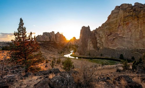 View on red rock faces with Crooked River