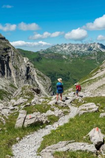 Hikers on a hiking trail from the Hochvogel to Prinz Luitpold Haus