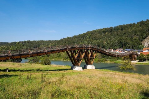 Stressed ribbon bridge