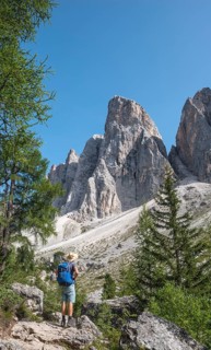Hikers on the hiking trail to the Geisler Alm