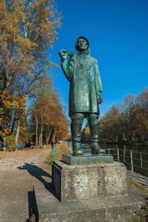 The Isar Rafter Statue on the Isar Canal