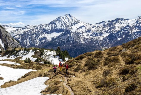 Hikers on trail to Twenger Almsee