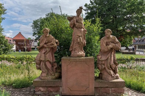 Figurine group in the cloister's courtyard