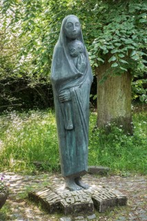 Sculpture mother and child
