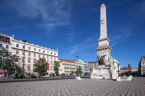 Praca dos Restauradores with monument of the Restoration War