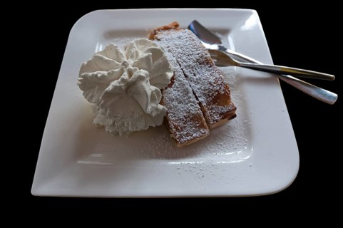 Apple pie with cream