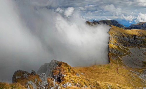 Spieljoch demolition edge in fog