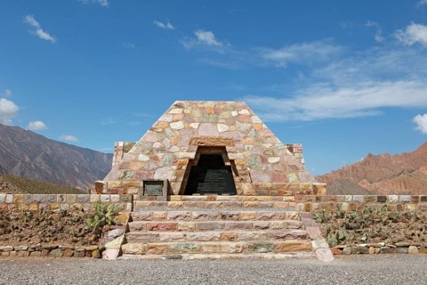 Monument to honor the discoverers Ambrosetti and Debenedetti