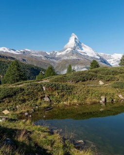 Snow-covered Matterhorn behind the Leisee