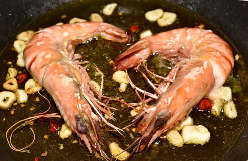 King prawns with garlic and chili in a pan