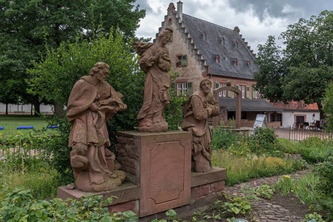 Figurine group in the cloister's courtyard