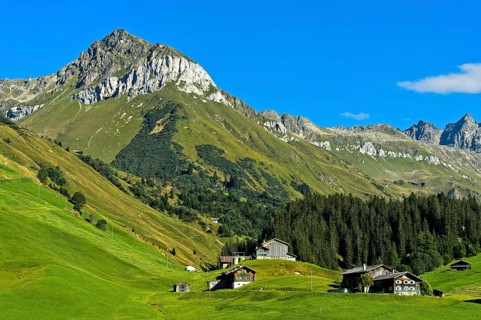 Mountain landscape with scattered settlement in the Prattigau to St. Antonien