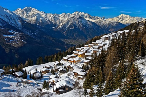 Bettmeralp under a thick blanket of snow with Weisshorn
