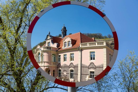 Traffic mirror with manor house and vineyard Rote Presse