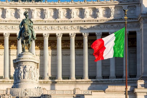 Italian flag drifting in front of Monumento Nazionale a Vittorio Emanuele II