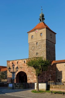 Upper gate