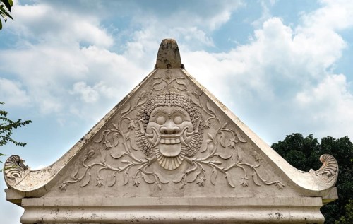 Relief of a grimace on an archway