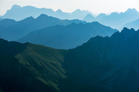 Staggered mountain peaks